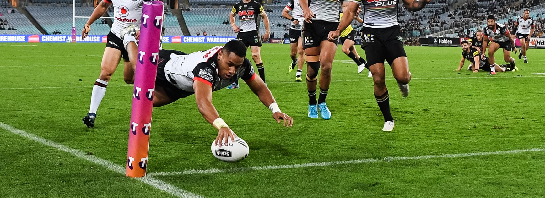 David Fusitua scores for the Warriors.