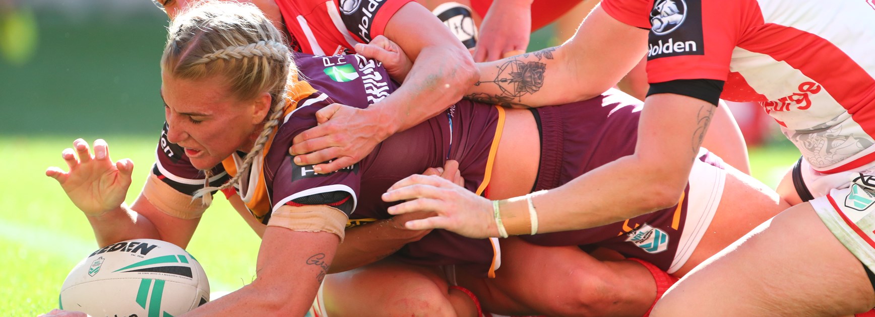 Ali Brigginshaw scores against the Dragons.