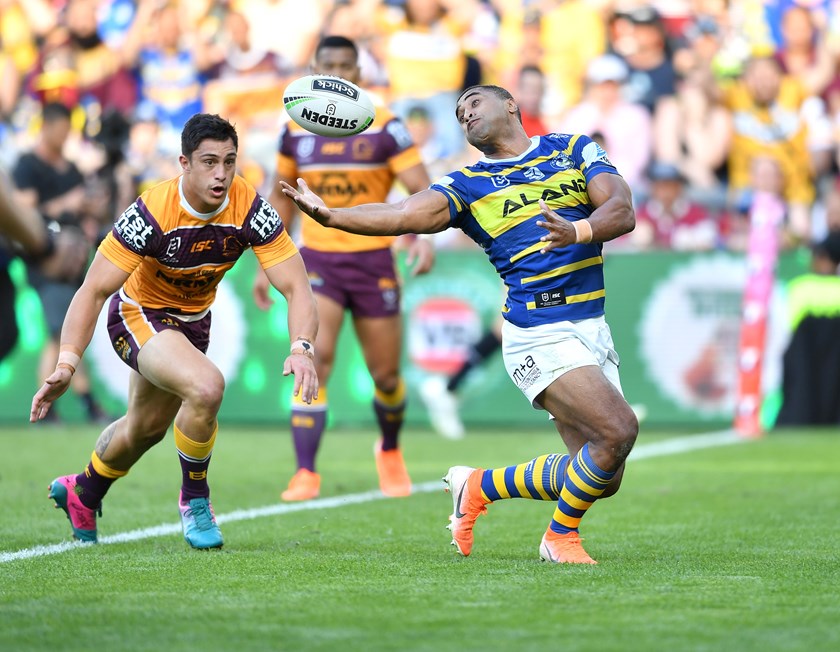 Eels centre Michael Jennings juggles before scoring.