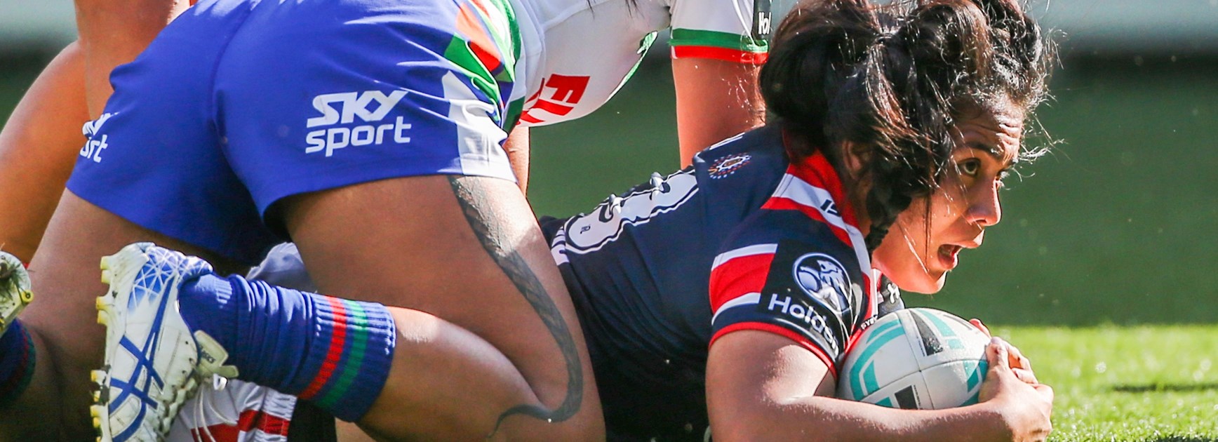 Simaima Taufa scores against the Warriors.