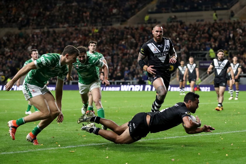 Peta Hiku goes over for New Zealand after a Jahrome Hughes kick.