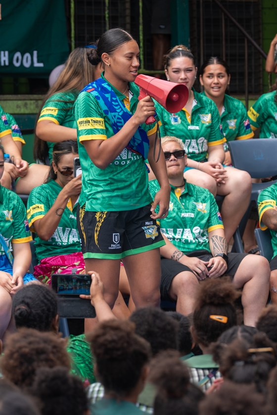 Cook Islands playmaker Chantay Kiria-Ratu addresses PNG students during a school visit.